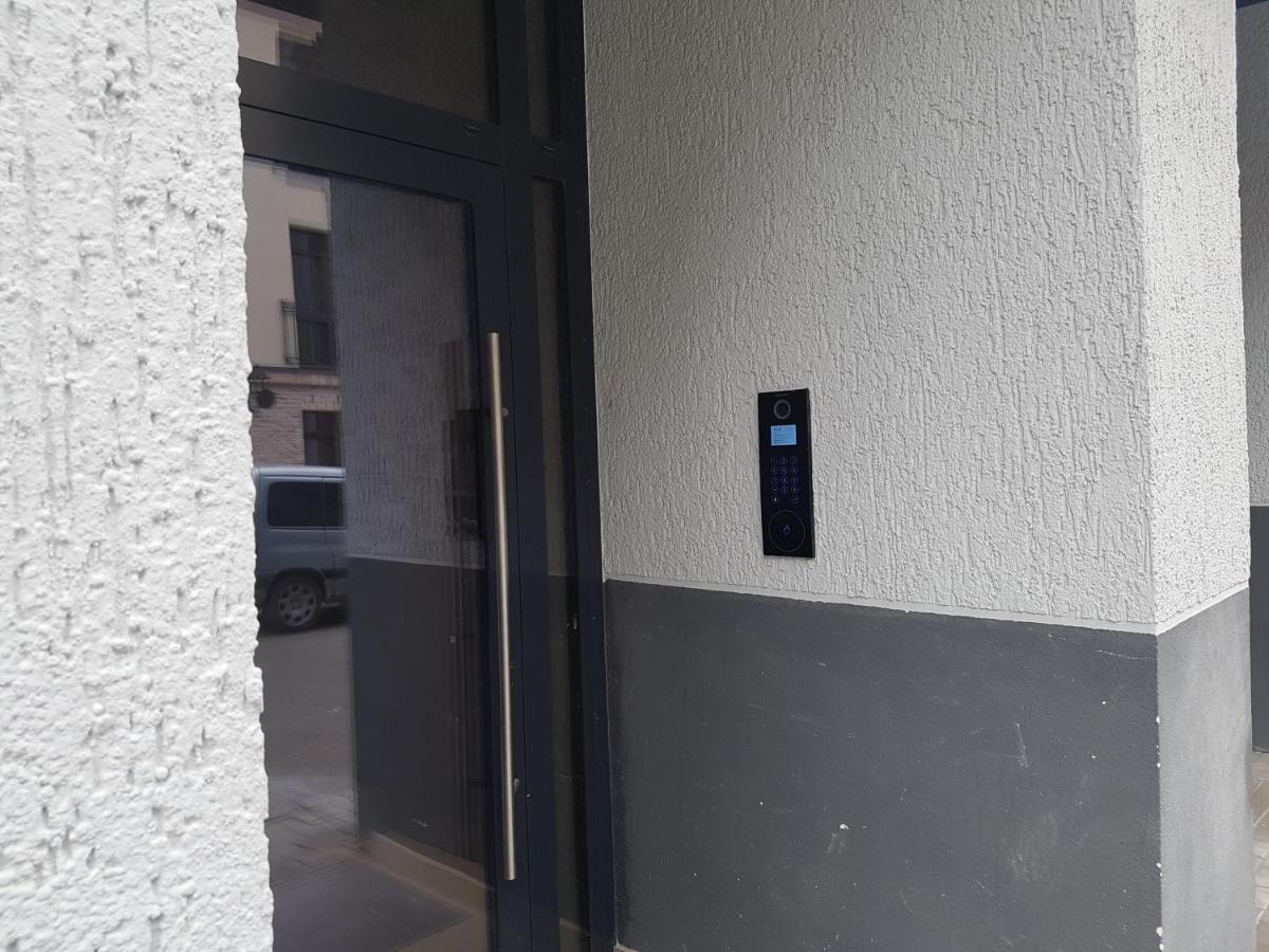 Happy Inn Egle, Self Check-In-24-7, A-C, Parking-In-The-Underground-Garage Vilnius Bagian luar foto
